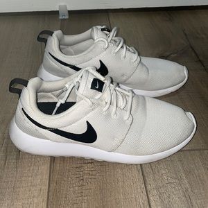 Women's Size 8 White Nike Roshe Run